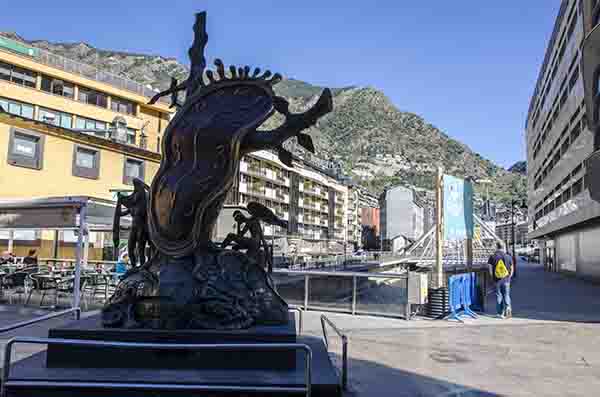 11 - Andorra - Andorra la Vella - escultura de Salvador Dali - La Noblesse Du Temps